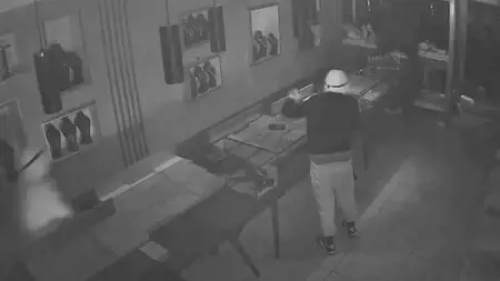 خلال دقيقة ونصف.. سرقة 4 كيلو جرام من الذهب في إسنيورت باسطنبول خلال دقيقة ونصف.. سرقة 4 كيلو جرام من الذهب في إسنيورت باسطنبول