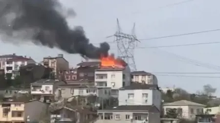 عاجل:اندلاع حريق هائل على سطح مبنى مكون من طابقين في إسطنبول عاجل:اندلاع حريق هائل على سطح مبنى مكون من طابقين في إسطنبول