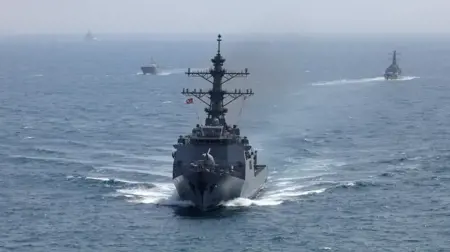 سفينة حربية تركية وسط توترات الأسطول المتجه لغزة سفينة حربية تركية وسط توترات الأسطول المتجه لغزة