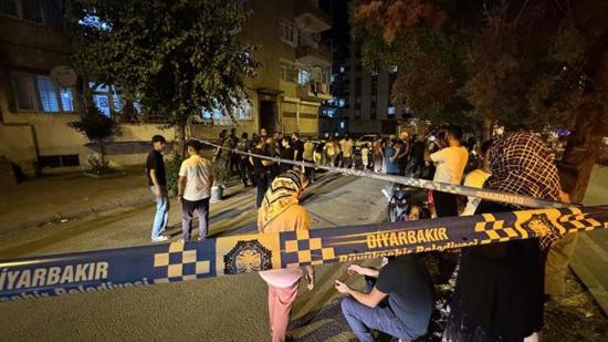 إخلاء مبنى سكني في ديار بكر بعد بلاغ عن اهتزازه.. والسلطات تتحرك إخلاء مبنى سكني في ديار بكر بعد بلاغ عن اهتزازه.. والسلطات تتحرك