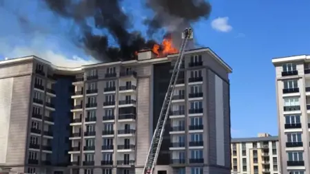 عاجل :اشتعال النيران في سقف مبنى مكون من 9 طوابق بإسطنبول عاجل :اشتعال النيران في سقف مبنى مكون من 9 طوابق بإسطنبول