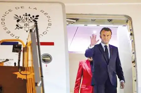 صفعة أم مزحة؟فضيحة على الهواء مباشرة .. ماكرون يتلقى صفعة من زوجته صفعة أم مزحة؟فضيحة على الهواء مباشرة .. ماكرون يتلقى صفعة من زوجته