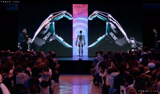  إيلون ماسك يعرض الروبوت الشهير الشبيه بالإنسان