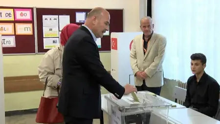 وزيرا الداخلية والعدل يدليان بصوتيهما في الجولة الثانية من الانتخابات وزيرا الداخلية والعدل يدليان بصوتيهما في الجولة الثانية من الانتخابات