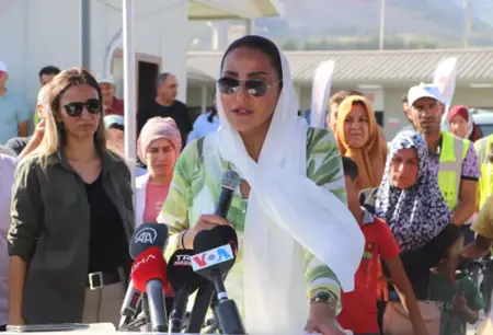 أميرة سعودية تجري زيارة للمناطق المنكوبة بالزلزال في تركيا أميرة سعودية تجري زيارة للمناطق المنكوبة بالزلزال في تركيا