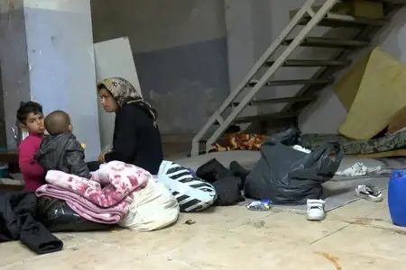 مالك منزل باسطنبول يطرد امرأة سورية حامل وأطفالها الخمسة إلى الشارع بعد ترحيل زوجها بأسبوع مالك منزل باسطنبول يطرد امرأة سورية حامل وأطفالها الخمسة إلى الشارع بعد ترحيل زوجها بأسبوع