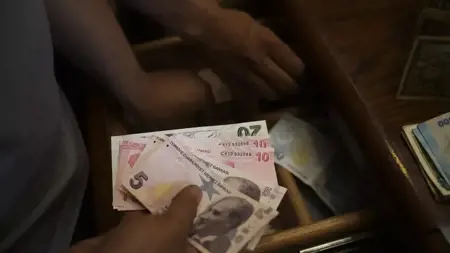 أسعار صرف الدولار واليورو مقابل الليرة التركية في تعاملات الإثنين أسعار صرف الدولار واليورو مقابل الليرة التركية في تعاملات الإثنين