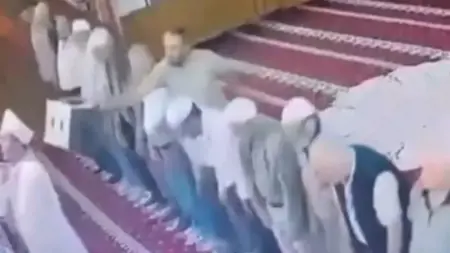 مختل عقليًا يهاجم إمام مسجد في ولاية مانيسا التركية مختل عقليًا يهاجم إمام مسجد في ولاية مانيسا التركية