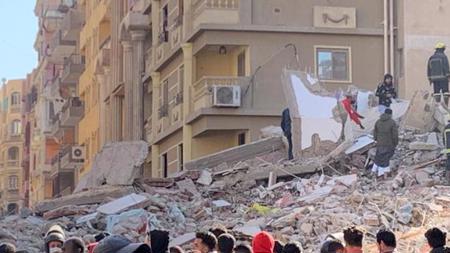 توالي الكوارث.. مصرع ثمانية أشخاص في انهيار مبنى سكني بمصر
