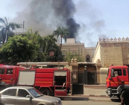 حريق مهول يلتهم مبنى وزارة الأوقاف المصرية