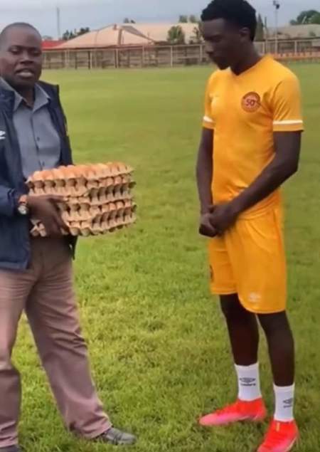 لاعب كرة قدم زامبي يتلقى خمسة صناديق من البيض