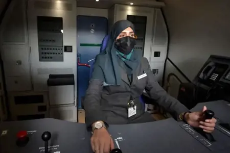 لأول مرة في التاريخ .. نساء سعوديات يَقُدن قطارات لنقل الحُجاج لأول مرة في التاريخ .. نساء سعوديات يَقُدن قطارات لنقل الحُجاج