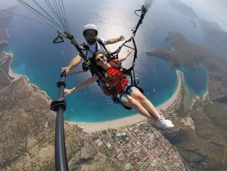 تصادم في الجو اصيب فيه 3 خلال مشاركتهم في الطيران الحر