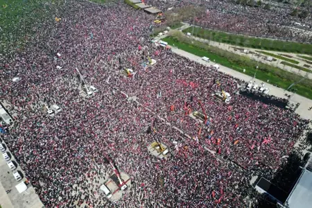 2.2 مليون شخص يتظاهرون دعمًا لإمام أوغلو في ميدان مالتبه بإسطنبول 2.2 مليون شخص يتظاهرون دعمًا لإمام أوغلو في ميدان مالتبه بإسطنبول