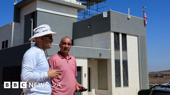 عاد من أمريكا ليودّع منزله.. فلسطينيّ يواجه حصار المستوطنين لقريته قصرة قرب نابلس