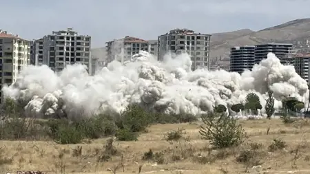 هدم 8 مباني متضررة بشدة في ولاية هاتاي هدم 8 مباني متضررة بشدة في ولاية هاتاي