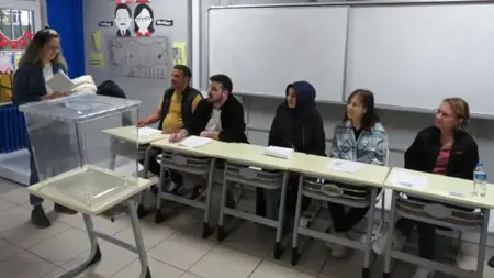 رؤساء صناديق الاقتراع في تركيا يؤدون اليمين  رؤساء صناديق الاقتراع في تركيا يؤدون اليمين