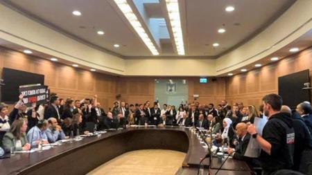 أهالي الأسرى الإسرائيليين يقتحمون مقر البرلمان الإسرائيلي