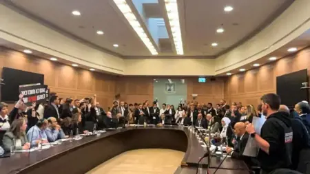 أهالي الأسرى الإسرائيليين يقتحمون مقر البرلمان الإسرائيلي