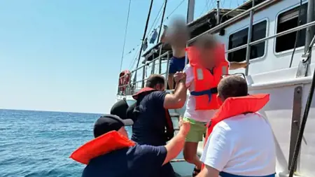 إنقاذ 11 شخصاً بعد جنوح قاربٍ سياحيّ قرب مرمريس التركية