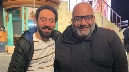 بيومي فؤاد يهاجم محمد سلام على خشبة المسرح بعد نصرته لأهل غزة .. ما القصة؟