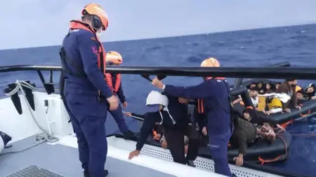 إنقاذ 59 مهاجراً غير نظامي قبالة سواحل إزمير إنقاذ 59 مهاجراً غير نظامي قبالة سواحل إزمير