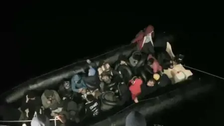 بينهم 10 أطفال..إنقاذ 30 مهاجرًا غير شرعي قبالة سواحل إزمير بينهم 10 أطفال..إنقاذ 30 مهاجرًا غير شرعي قبالة سواحل إزمير