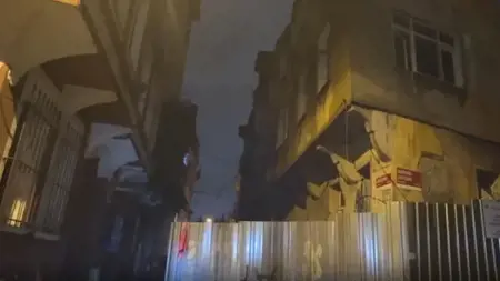 إخلاء 3 مباني عقب انهيار مبنى مهجور في اسطنبول إخلاء 3 مباني عقب انهيار مبنى مهجور في اسطنبول