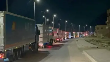 أول شاحنة مساعدات تصل لشمال قطاع غزة منذ 21 يوماً أول شاحنة مساعدات تصل لشمال قطاع غزة منذ 21 يوماً