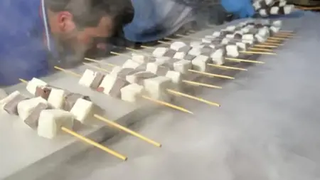 توزيع "كباب الآيس كريم" في شوارع أحد الولايات التركية توزيع "كباب الآيس كريم" في شوارع أحد الولايات التركية