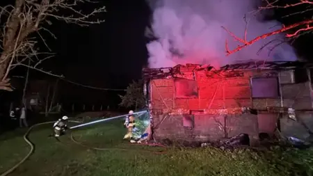 السيطرة على حريق اشتعل في منزل من طابقين في ولاية دوزجي التركية السيطرة على حريق اشتعل في منزل من طابقين في ولاية دوزجي التركية