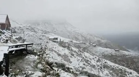 أول ثلوج الموسم تهطل في أرزوروم على القمم العالية: Çakmak Dağı وPalandöken بريشة بيضاء
