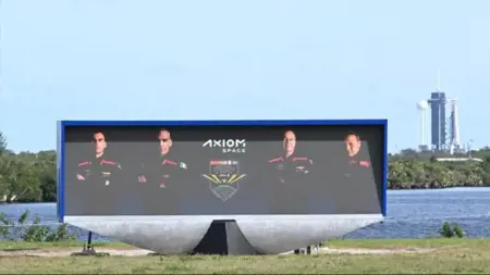 رائد الفضاء التركي يودع أهله قبل ساعات من انطلاقه إلى الفضاء