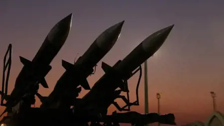 إيران تعلن بدء الرد بصواريخ ومسيّرات على قواعد أمريكية في المنطقة وصافرات إنذار تدوي في الأردن