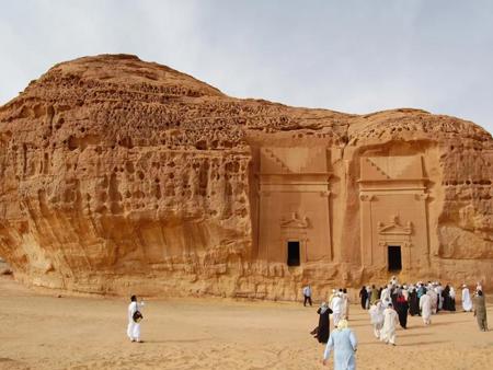 السياحة في السعودية: إنفاق قياسي يبلغ 135 مليار ريال من الزوار الدوليين خلال عام 2023
