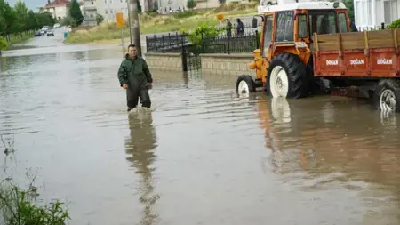 الأرصاد التركية تحذر من أمطار غزيرة وسيول في عدة محافظات الأرصاد التركية تحذر من أمطار غزيرة وسيول في عدة محافظات