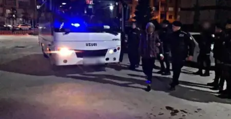 ضبط 30 سوريًا في أحد المباني بولاية بورصا التركية فجر اليوم ضبط 30 سوريًا في أحد المباني بولاية بورصا التركية فجر اليوم