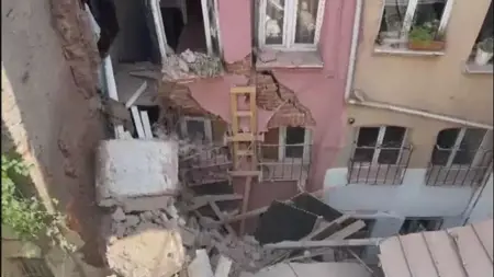 إسطنبول:انهيار شرفة في الفاتح يثير الذعر بين السكان  إسطنبول:انهيار شرفة في الفاتح يثير الذعر بين السكان