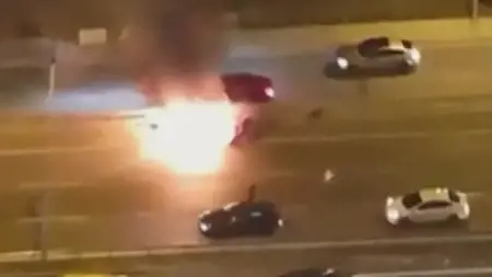 سيارة تشتعل في إسطنبول أثناء سيرها على الطريق