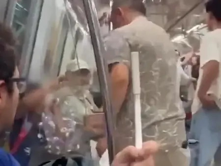 رجل تركي يعتدي بالضرب على طفل سوري في مترو اسطنبول والحكومة التركية تتحرك رجل تركي يعتدي بالضرب على طفل سوري في مترو اسطنبول والحكومة التركية تتحرك