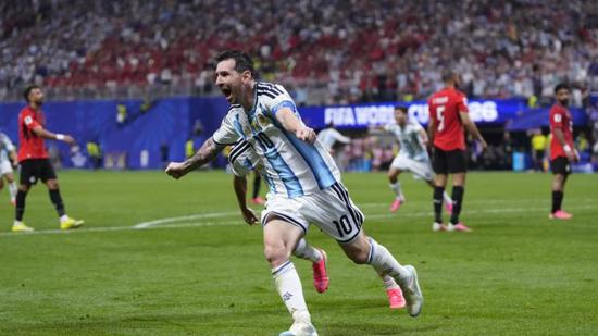 الأرجنتين تقلب تأخرها بهدفين وتُقصي مصر بفوز مثير 3-2 في كأس العالم