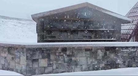بدء تساقط الثلوج في أحد أهم مراكز السياحة الشتوية في تركيا