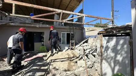 قتلى وجرحى جراء انهيار مبنى متضرر من الزلازل في كهرمان مرعش قتلى وجرحى جراء انهيار مبنى متضرر من الزلازل في كهرمان مرعش