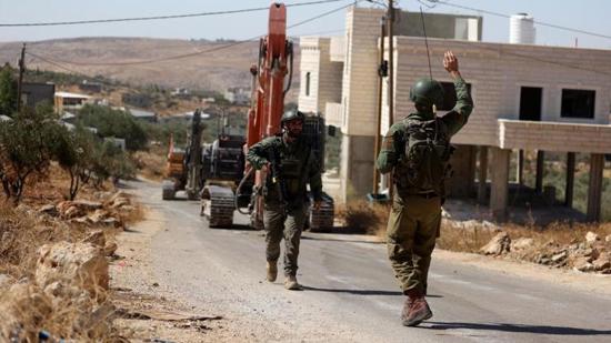 جنود الاحتلال الإسرائيلي يعتدون بالضرب على فلسطينيّ في الثمانين من عمره ويصيبونه خلال اقتحام بلدة طرمسعيا قرب رام الله