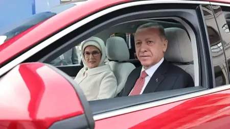 برفقة عقيلته السيدة أمينة.. أردوغان يقود سيارة توغ التركية برفقة عقيلته السيدة أمينة.. أردوغان يقود سيارة توغ التركية