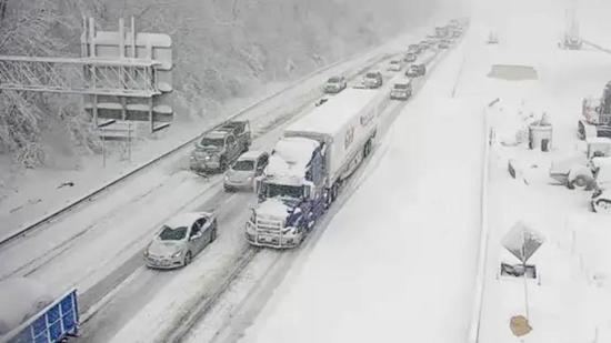 إغلاق طرق في سيواس أمام الشاحنات بسبب كثافة الثلوج
