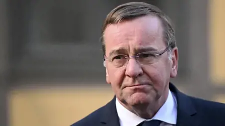 وزير الدفاع الألماني يؤجل زيارته للعراق لمخاوف أمنية وزير الدفاع الألماني يؤجل زيارته للعراق لمخاوف أمنية