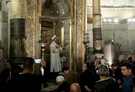 مئات المواطنين الأتراك يؤدون صلاة الفجر بمسجد آيا صوفيا في ذكرى فتح إسطنبول مئات المواطنين الأتراك يؤدون صلاة الفجر بمسجد آيا صوفيا في ذكرى فتح إسطنبول