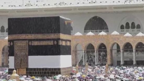 أمطار لطيفة تنعش حجاج بيت الله الحرام رغم تجاوز درجات الحرارة 40 درجة أمطار لطيفة تنعش حجاج بيت الله الحرام رغم تجاوز درجات الحرارة 40 درجة