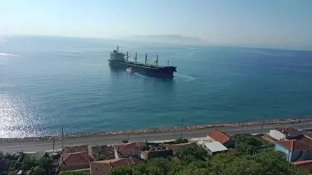 "سفينة شحن تَجنَح قبالة تكيرداغ في طريقها إلى الجزائر" "سفينة شحن تَجنَح قبالة تكيرداغ في طريقها إلى الجزائر"